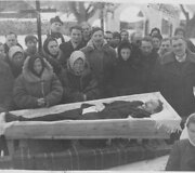 Jono Voverio laidotuvės. Onu&scaron;kio bažnyčios &scaron;ventorius, Trakų r., 1948 m. Antrame plane kunigas Nikodemas &Scaron;vogžlys-Milžinas. Nuotrauka i&scaron; Marcelės Voverytės &scaron;eimos albumo.