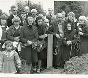 Laidotuvės Jiezno kapinėse. 1985 m. Nuotrauka i&scaron; Elenos Butkevičienės &scaron;eimos albumo.