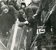 Laidotuvės Jiezno kapinėse. Apie 1970 m. Nuotrauka i&scaron; Elenos Butkevičienės &scaron;eimos albumo.