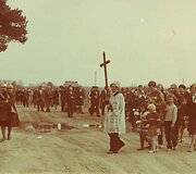Laidotuvių procesija į Smalių kaimo  kapines laidojant Stasį Voverį. Trakų r., 1985 m. Nuotrauka i&scaron; Marcelės Voverytės &scaron;eimos albumo.