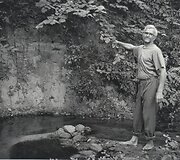 Henrikui neprasprūdo pro akis, kad &scaron;iame Krūčiaus &scaron;laite i&scaron;sirausė sau urvelį Raudonosios knygos pauk&scaron;tis tulžys (žuvininkėlis), o upelio srovėje kartas nuo karto sumirga pralekiantys margieji upėtakiai.