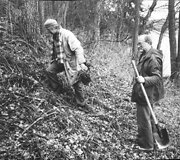 Henrikas Gudavičius ir Imantas Lazdinis sodina jonpapartį prie Merkio, 1992 m.