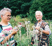 Mindaugas Lapelė ir Henrikas Gudavičius fotografuoja bronzinukus. Maksimų kaimas, 2004 m.