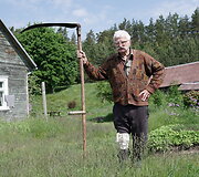 Nepripažįsta Henrikas jokių &scaron;iuolaikinių žoliapjovių, trimerių ir kitų gudrių žmogaus sukurtų prietaisų, padedančių  tvarkyti aplinką, o ir toliau kantriai mojuoja dalgiu kuriam nereikia benzino. Li&scaron;kiava, 2022 m.