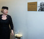 Irena Zingerienė prie Marku Zingeriui skirtos atminimo lentos