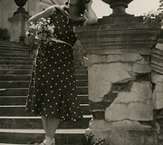 Dailininkė Olga Dubeneckienė-Kalpokienė Palangos parke. Apie 1934 m. 