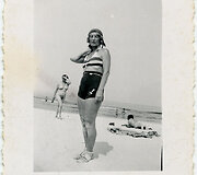Dailininkė Olga Dubeneckienė-Kalpokienė moterų paplūdimyje. Apie 1930 m. 