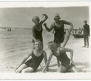 Aktorius Romualdas Juknevičius (pirmas i&scaron; kairė) su draugais Palangos pliaže. 1926 m. 