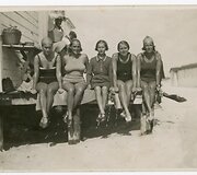 Aktorės Petronėlė Vosyliūtė, Elena Žalinkevičaitė ir kitos damos Palangos pliaže. Apie 1920 m. 