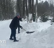 Aliaksandras Luka&scaron;enka su sūnumi atkasinėja savo rezidenciją