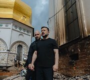 Volodymyras Zelenskis apsilankė Rusijos atakuotoje Kyjivo Pečorų lauroje