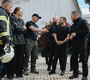 Volodymyras Zelenskis apsilankė Rusijos atakuotoje Kyjivo Pečorų lauroje