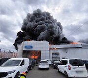 Var&scaron;uvos automobilių salone siautėjo didžiulis gaisras