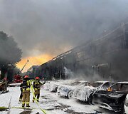 Var&scaron;uvos automobilių salone siautėjo didžiulis gaisras