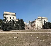 Chersone rusų bombos sugriovė srities administracijos pastatą