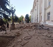 Chersone rusų bombos sugriovė srities administracijos pastatą