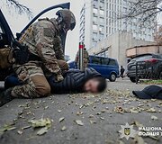 Sukčiai už 100 tūkst. siūlė įdarbinti Ukrainos prezidentūroje: policija rado pilną bagažinę dolerių
