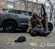 Sukčiai už 100 tūkst. siūlė įdarbinti Ukrainos prezidentūroje: policija rado pilną bagažinę dolerių