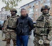 Sukčiai už 100 tūkst. siūlė įdarbinti Ukrainos prezidentūroje: policija rado pilną bagažinę dolerių