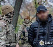 Sukčiai už 100 tūkst. siūlė įdarbinti Ukrainos prezidentūroje: policija rado pilną bagažinę dolerių