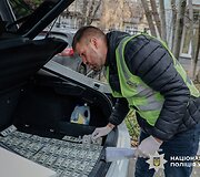 Sukčiai už 100 tūkst. siūlė įdarbinti Ukrainos prezidentūroje: policija rado pilną bagažinę dolerių