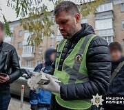 Sukčiai už 100 tūkst. siūlė įdarbinti Ukrainos prezidentūroje: policija rado pilną bagažinę dolerių