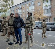 Sukčiai už 100 tūkst. siūlė įdarbinti Ukrainos prezidentūroje: policija rado pilną bagažinę dolerių