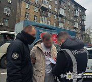 Sukčiai už 100 tūkst. siūlė įdarbinti Ukrainos prezidentūroje: policija rado pilną bagažinę dolerių