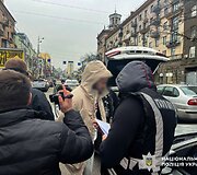 Sukčiai už 100 tūkst. siūlė įdarbinti Ukrainos prezidentūroje: policija rado pilną bagažinę dolerių