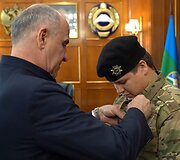 Adamas Kadyrovas (de&scaron;inėje) apdovanotas Karačiajų Čerkesijos ordinu