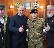 Adamas Kadyrovas (antras i&scaron; de&scaron;inės) apdovanotas Karačiajų Čerkesijos ordinu