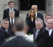 Barronas Trumpas, Donaldas Trumpas, Viktoras Knavsas ir Melania Trump