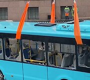 I&scaron;keliamas į upę su keleiviais nulėkęs autobusas Sankt Peterburge 