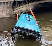 I&scaron;keliamas į upę su keleiviais nulėkęs autobusas Sankt Peterburge 