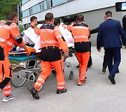 Per pasikėsinimą sužeistas Slovakijos premjeras Robertas Fico gabenamas į ligoninę