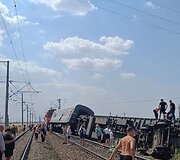 Rusijoje keleivinis traukinys nulėkė nuo bėgių 