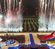 Kim Jong Unas perdavė pasieniečiams 250 balistinių raketų paleidimo įrenginių