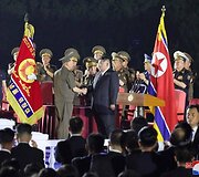 Kim Jong Unas perdavė pasieniečiams 250 balistinių raketų paleidimo įrenginių