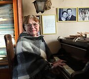 Vaiva Klovaitė V. Klovos memorialiniame kambaryje