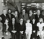 V. Klova (antroje eilėje ketvirtas i&scaron; kairės) su Lietuvos valstybinės konservatorijos dėstytojais. 1980 m. 