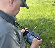 Į pagalbą pasitelkę dronus ir &scaron;unis medžiotojai i&scaron;gelbėjo du &scaron;imtus stirnų jauniklių