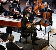 Mandolinos virtuozas Avi Avitalis surengė nepamir&scaron;tamą koncertą kartu su Klaipėdos kameriniu orkestru
