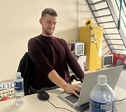 V. Mikaitis pakvietė pasižvalgyti po jo biurą: čia jaučiuosi kaip &bdquo;Apple&ldquo; įkūrėjas