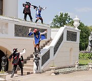 Legendinio &bdquo;Krik&scaron;tatėvio&ldquo; ir &bdquo;Trijų mu&scaron;kietininkų&ldquo; įkvėptos scenos atgimsta Pakruojo dvare: kaip patekti į filmavimus?