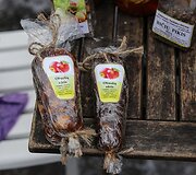 &bdquo;Ogmios miesto&ldquo; ūkininkų turguje &ndash; natūralūs, kaimi&scaron;ki delikatesai: ko čia ras rūkytos mėsos ir žuvies mylėtojai? 