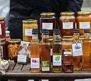 &bdquo;Ogmios miesto&ldquo; ūkininkų turguje &ndash; natūralūs, kaimi&scaron;ki delikatesai: ko čia ras rūkytos mėsos ir žuvies mylėtojai? 