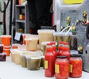 &bdquo;Ogmios miesto&ldquo; ūkininkų turguje &ndash; natūralūs, kaimi&scaron;ki delikatesai: ko čia ras rūkytos mėsos ir žuvies mylėtojai? 