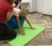 3,5 metų Lukrecijai &bdquo;užsidegė&ldquo; smegenys: sunki liga įkvėpė mamą įkurti unikalią kliniką