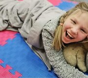 3,5 metų Lukrecijai &bdquo;užsidegė&ldquo; smegenys: sunki liga įkvėpė mamą įkurti unikalią kliniką