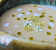 Vilnių i&scaron;keitė į mi&scaron;ką ir atidarė restoraną: Ieva vai&scaron;ina patiekalais, kurių meniu diktuoja pati gamta